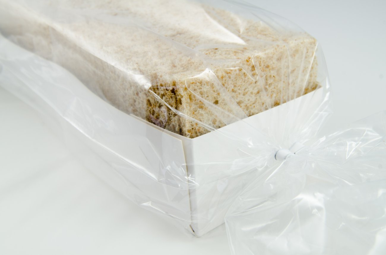 Bruin ontkorst brood, verpakt en klaar voor het schap