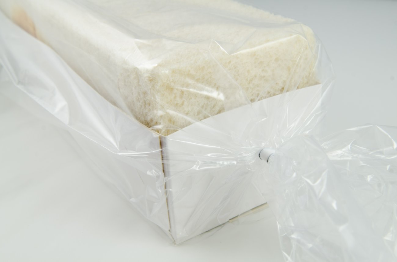 Wit ontkorst brood, verpakt en klaar voor het schap